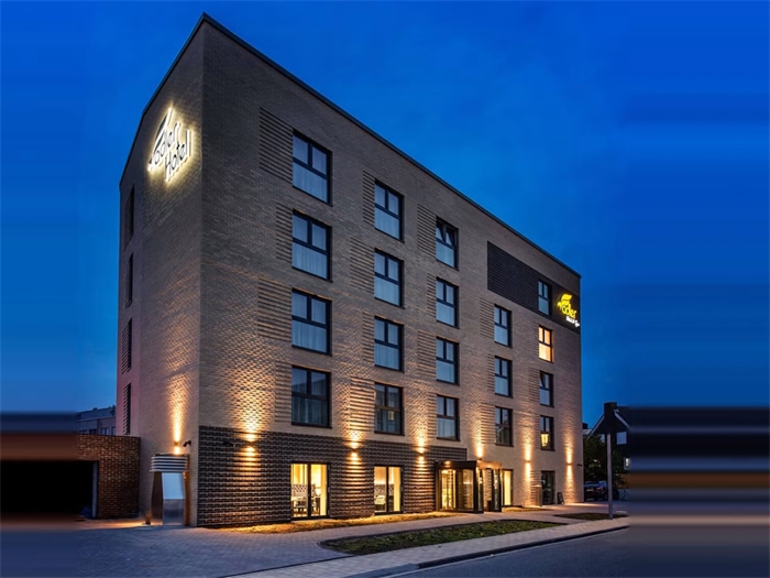 Hotelansicht bei Nacht